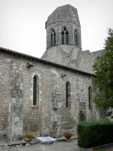 Charroux - Afgeknotte klokkentoren van de kerk van St. Johannes de Doper