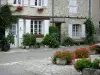 Charroux - Addobbi floreali (fiori) e le facciate delle case del villaggio