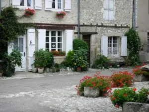 Charroux - Bloemen decoraties (bloemen) en de gevels van huizen in het dorp