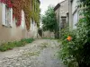 Charroux - Rue fleurie bordée de maisons