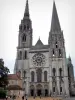 Chartres - Fachada da Catedral de Notre-Dame (fachada ocidental do edifício gótico): portal real e flechas