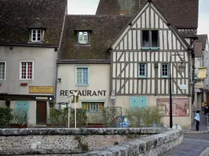 Chartres - Maisons de la rue de la Tannerie bordant la rivière Eure