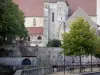 Chartres - Igreja Saint-André que abriga um centro de exposições, passarela sobre o rio Eure, árvores, poste e bancos