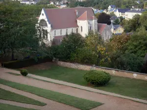 Chartres - Jardin de l'évêché avec vue sur l'église Saint-André, les arbres, les maisons et les bâtiments de la ville
