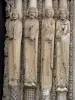 Chartres - Catedral de Notre-Dame: esculturas (estátuas) da porta central do portal real (fachada ocidental do edifício gótico)