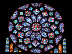 Chartres - Intérieur de la cathédrale Notre-Dame (édifice gothique) : vitraux de la rose Nord (rose de France)
