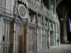 Chartres - Intérieur de la cathédrale Notre-Dame (édifice gothique) : clôture du choeur (tour du choeur) avec son horloge astronomique et ses statues (statuaire)