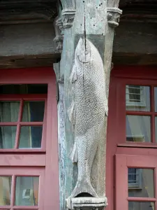 Chartres - Sculpture en bois ornant la maison du Saumon