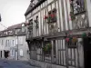Chartres - Hout-framed huis met ramen versierd met bloemen, in de oude stad