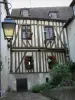 Chartres - Hout-framed huis met ramen versierd met bloemen, lamp