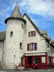 Châtaigneraie del Cantal - Auberge de la Tour e la sua terrazza di un caffè, in Marcolès
