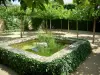 Château d'Ainay-le-Vieil - Chartreuses des Montreuils : jardin avec bassin d'eau, arbres, deux chaises et une table