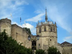 Château d'Amboise - Saint-Hubert chapel of Flamboyant Gothic style, ramparts (fortifications) and Heurtault tower in background