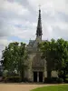 Château d'Amboise - Chapelle Saint-Hubert de style gothique flamboyant et arbres, nuages dans le ciel