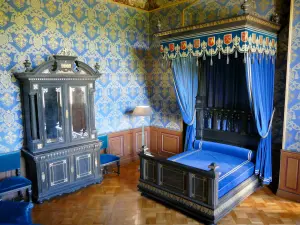 Château d'Ancy-le-Franc - Intérieur du palais Renaissance : lit à baldaquin de la chambre bleue et noire