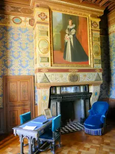 Château d'Ancy-le-Franc - Intérieur du palais Renaissance : cheminée et tableau de la chambre bleue et noire