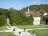 Château d'Ancy-le-Franc - Parc du château avec vue sur le clocher de l'église d'Ancy-le-Franc et les maisons du village