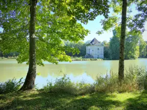 Château d'Ancy-le-Franc - Parc du château : étang et sa folie dans un cadre verdoyant