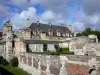 Château d'Anet - Château et son portail d'entrée, nuages dans le ciel