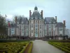 Château de Balleroy - Allée bordée de parterres de broderies, château et ciel nuageux