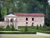 Château de la Bastie-d'Urfé - Jardins du château Renaissance : rotonde et sa fontaine, parterres de buis, arbustes taillés, bâtiment de pierres et arbres ; à Saint-Étienne-le-Molard