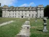 Château de la Baume - Parc et façade du château ; sur la commune de Prinsuéjols