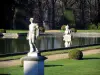 Château de Breteuil - Allée bordée d'arbustes taillés conduisant au château, dans le Parc Naturel Régional de la Haute Vallée de Chevreuse