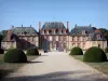 Château de Breteuil - Allée bordée de topiaires en boule menant au château