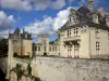 Château de Brézé - Château Renaissance, douves sèches, nuages dans le ciel bleu