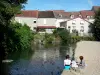 Château de Brie-Comte-Robert - Douves en eau du château fort médiéval et maisons de la ville