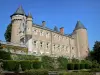 Château de Busset - Tours et corps de logis du château dominant le jardin à l'italienne