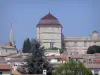 Château de Castries - Château Renaissance, clocher de l'église et toits des maisons de la ville