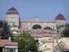 Château de Castries - Château Renaissance et maisons de la ville