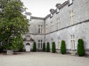 Château de Cazeneuve - Cour d'honneur et façades du château