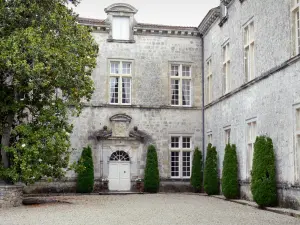 Château de Cazeneuve - Cour d'honneur et façades du château