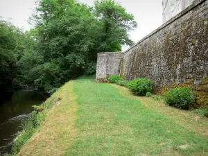Château de Cazeneuve - Promenade au pied de l'enceinte du château, le long de la rivière Ciron