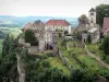 Château-Chalon - Village perché sur son éperon rocheux avec ses maisons, son église romane Saint-Pierre (clocher) et ses jardins