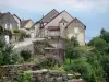 Château-Chalon - Jardin fleuri (fleurs), route et maisons du village