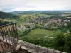 Château-Chalon - Belvedere com vista (panorama) sobre a paisagem circundante, a aldeia de Voiteur e as vinhas (vinha Jura)