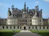 Château de Chambord - Château Renaissance et allée bordée de pelouses