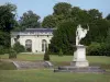 Château de Champs-sur-Marne - Parc du château : orangerie, statue, pelouses, arbustes et arbres