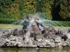 Château de Champs-sur-Marne - Parc du château : statue et jets d'eau du bassin
