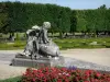Château de Champs-sur-Marne - Jardin à la française : fleurs en premier plan, statue, parterres de broderies et arbres
