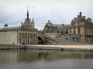 Château de Chantilly - Château, abritant le musée Condé, Grand Degré (grand escalier) et bassin d'eau