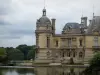 Château de Chantilly - Château, douves et arbres du parc