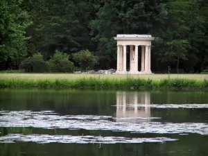 Château de Chantilly - Parc : jardin anglais : temple de Vénus, plan d'eau et arbres