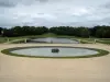 Château de Chantilly - Parc : jardin à la française de Le Nôtre : bassin de la Gerbe (bassin d'eau), la Manche, statues, parterres, et arbres du parc en arrière-plan