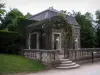 Château de Chantilly - Parc : maison de Sylvie, statues et tonnelle agrémentée de roses (rosiers grimpants)