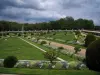 Château de Chenonceau - Jardin de Diane de Poitiers avec son jet d'eau, ses arbustes et ses parterres à la française, arbres et nuages dans le ciel