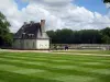 Château de Chenonceau - Pelouse, Chancellerie, jardin de Diane de Poitiers, arbres et nuages dans le ciel bleu